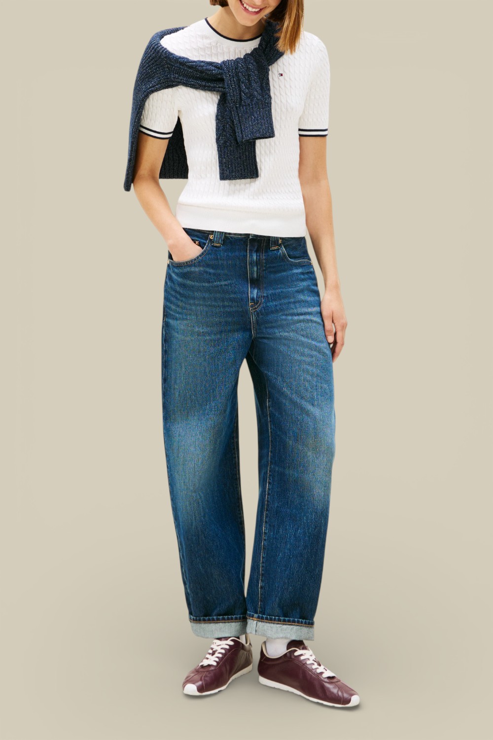 תמונת כל הלוק של חולצת טי